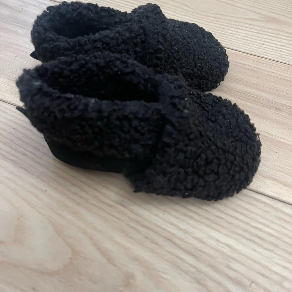 Baby sherpa Black Fuzzy Slippers